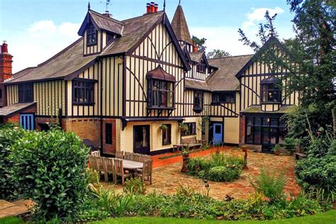 what were tudor houses like.